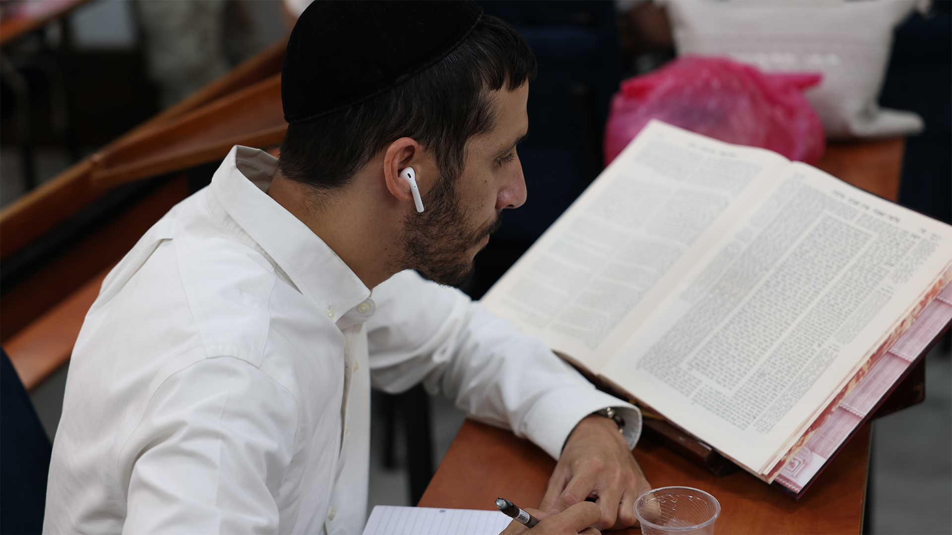 בחורים לומדים יחד תורה