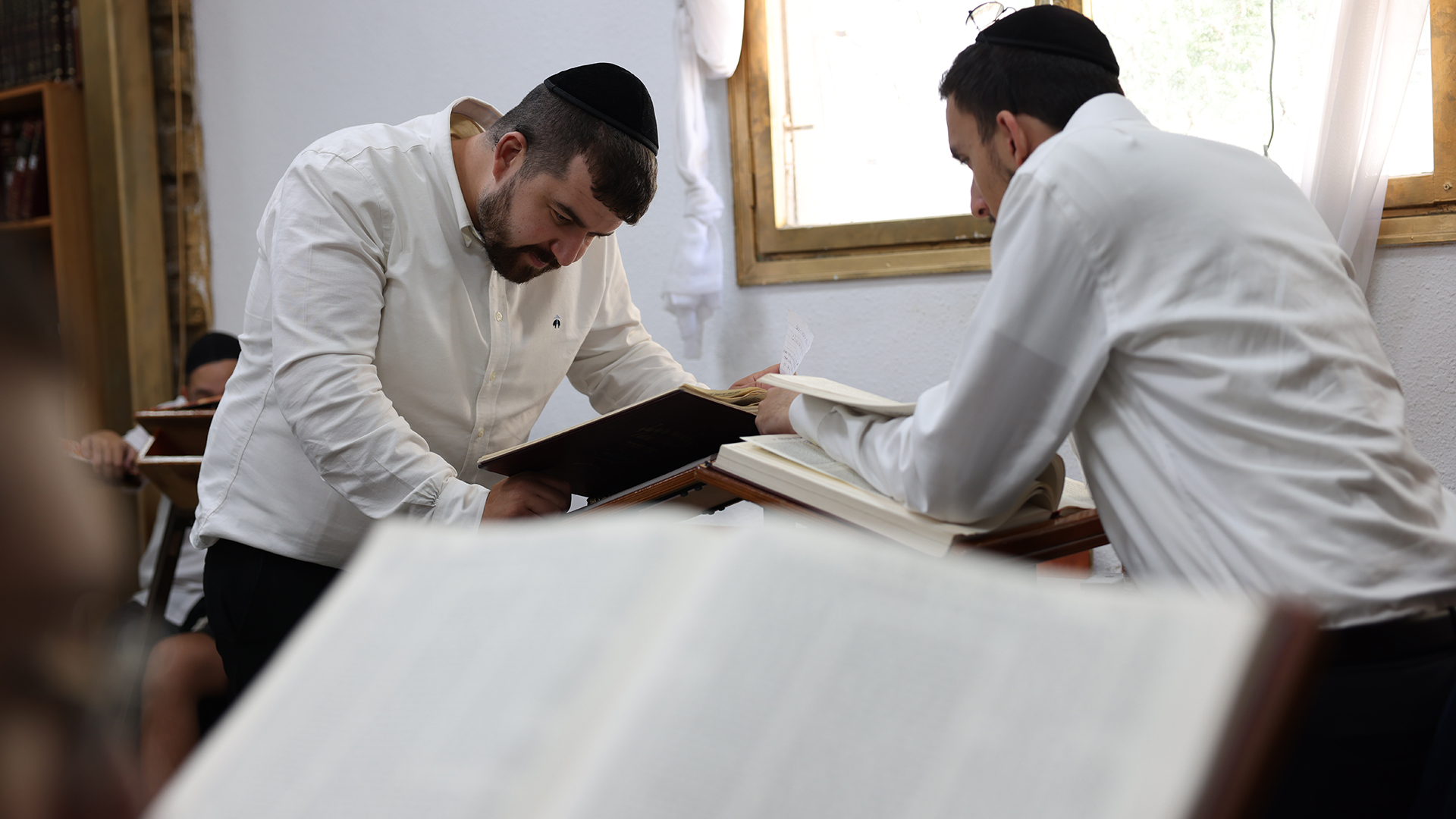 לומדים בחברותא מתוך ספרי קודש